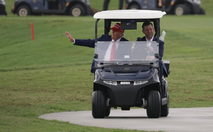 US-Präsident Donald Trump gibt sich zufrieden mit seiner Zoll-Waffe und geht mit Sohn Eric Golf ...