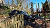 Der Spielturm wurde stark beschädigt, der Porsche leicht.