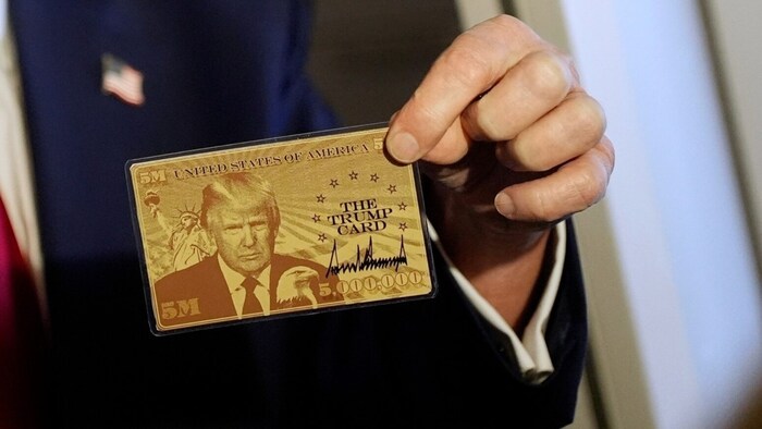 Auf der „Gold Card“ ist auch Trump selbst abgebildet.