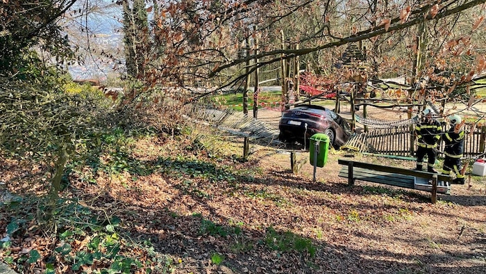Der Porsche durchschlug eine Sitzbank und den Holzzaun.