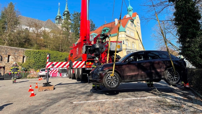 Der Wagen wurde sicher am Parkplatz abgestellt.