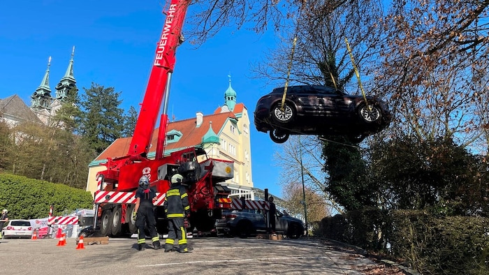 Mittels Kran wurde das Auto geborgen.