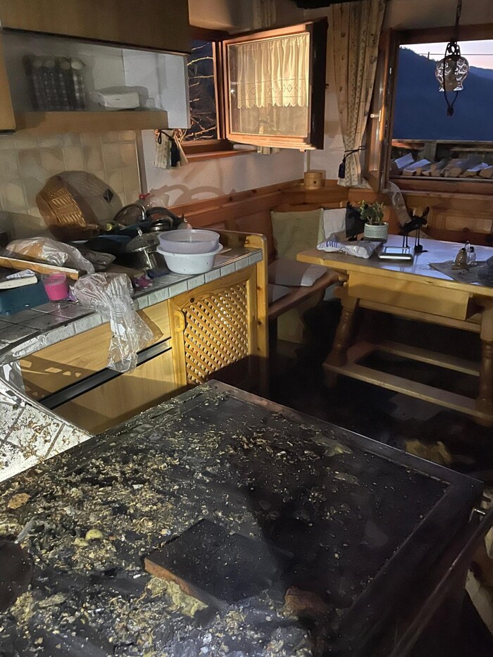 Die Zwischendecke und -wand neben dem Holzofen standen in Flammen