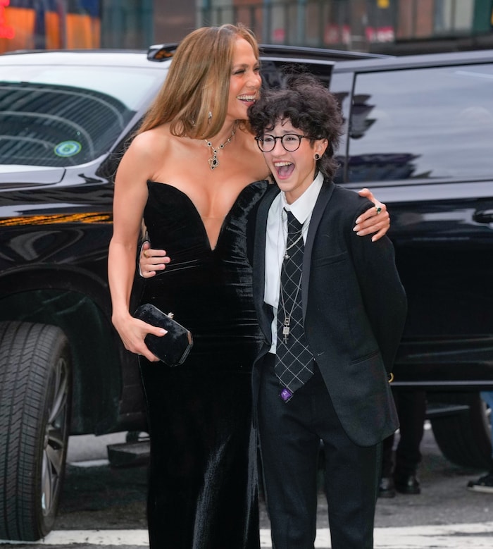 Jennifer Lopez kam mit ihrem Kind Emme zum Broadway-Debüt von George Clooney.