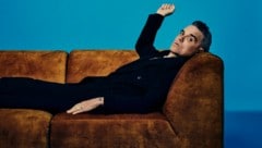 Für das Interview im Bett, beim Promofoto auf der Couch: Robbie Williams mag es offenbar gemütlich. (Bild: Netflix)