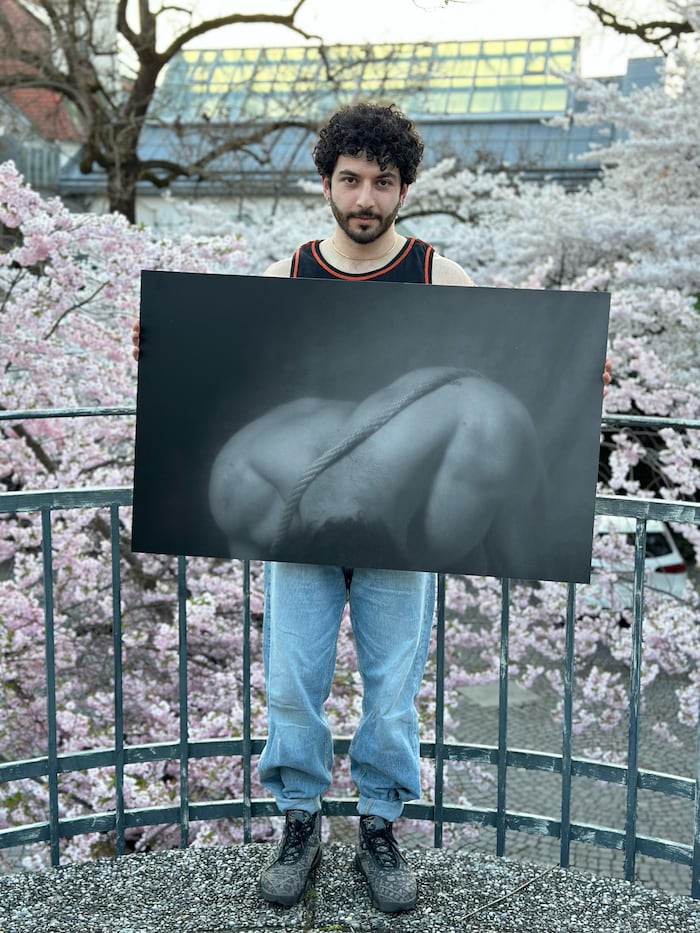 Der Klagenfurter Hashim Khowis (25) mit seiner Fotografie.