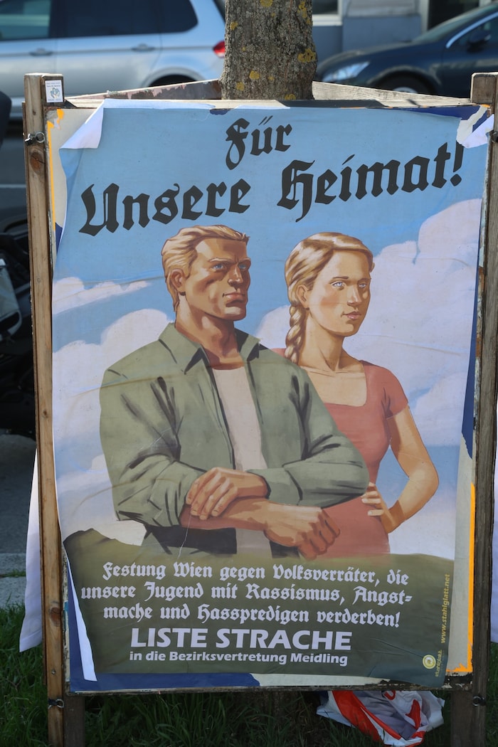 Das Plakat steht in der Schönbrunner Straße in Meidling. 