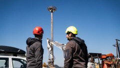 Mitarbeiter der Salzburg Netz errichteten das Ersatznest.