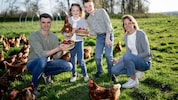 Die Hühnerhüter aus dem Bezirk St. Pölten: Landwirt Hannes und seine Birgit mit deren Kindern ...