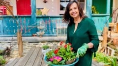 Bestseller-Autorin Martina Parker in ihrem Garten im Südburgenland