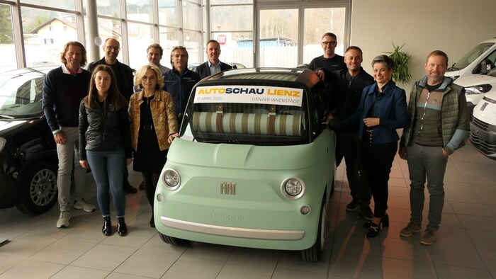 Die Autohändler, Bürgermeisterin Elisabeth Blanik (4.v.l) und Michaela Hysek- Unterweger (Obfrau ...