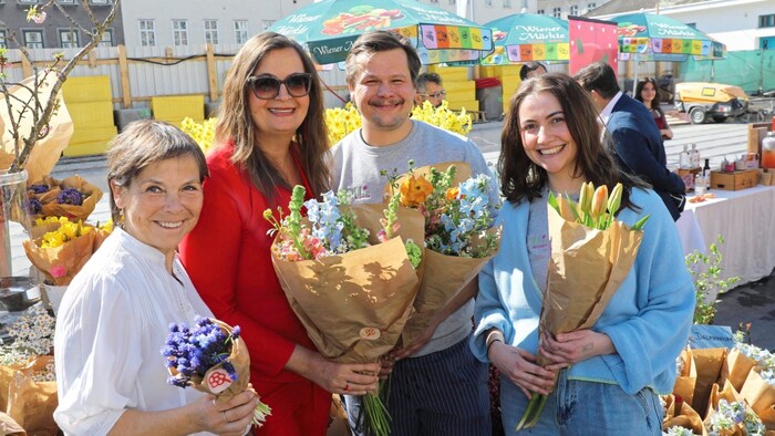 Stadträtin Ulli Sima (SPÖ) mit Blumen von Dolls Gärtnerei in Floridsdorf. Auf dem Markt wird es ...