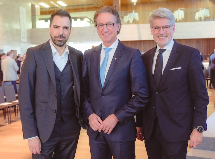 Kari Ochsner, Leonhard Schitter und Hausherr Thomas Königstorfer (v.li.).