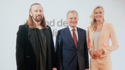 Anders Indset, Landeshauptmann Thomas Stelzer und Miriam Höller (v.li.)