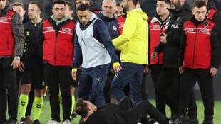 Jose Mourinho und Okan Buruk gerieten im Istanbul-Derby aneinander.