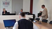 Der Angeklagte bekannte sich vollinhaltlich „nicht schuldig“.