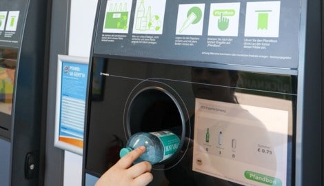 Seit 1. Jänner 2025 gilt auf Plastikflaschen und Dosen ein Pfand von 25 Cent pro Gebinde.