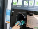 Seit 1. Jänner 2025 gilt auf Plastikflaschen und Dosen ein Pfand von 25 Cent pro Gebinde.
