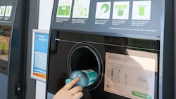 Seit 1. Jänner 2025 gilt auf Plastikflaschen und Dosen ein Pfand von 25 Cent pro Gebinde.