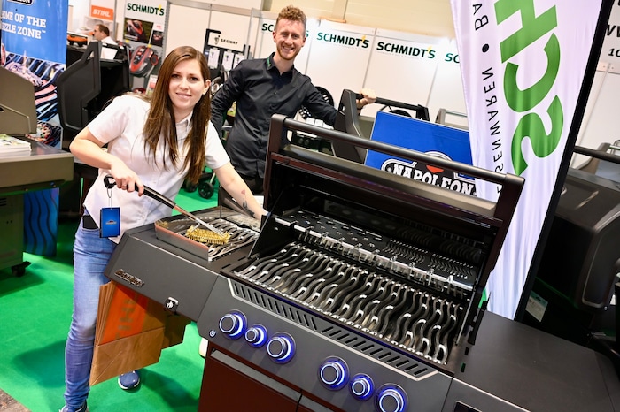 Wenn’s jetzt wärmer wird, wird der Grill angeheizt. Melanie und Patrick interessieren sich für ...