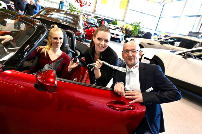 Wenn Sophie und Julia ein Auto suchen, lässt sich Verkäufer Wolfgang nicht lange zum ...
