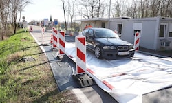 An den offenen Grenzübergängen im Burgenland kommen, wie hier in St. Margarethen, ...
