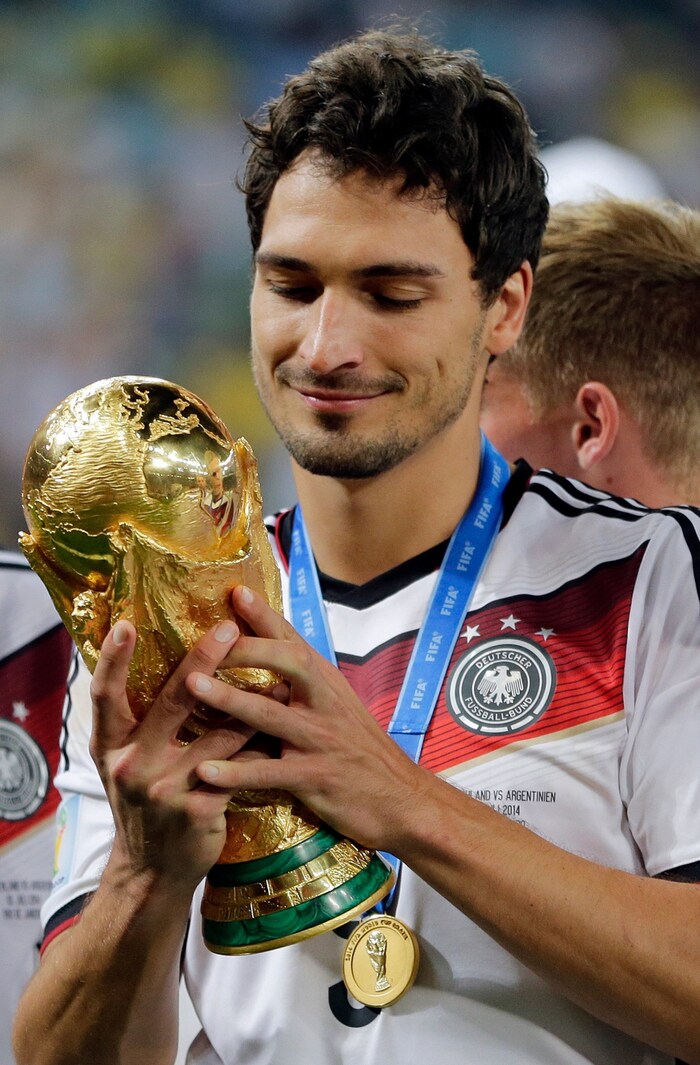 Mats Hummels mit dem WM-Pokal