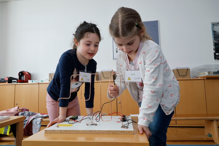 Vorsicht, hier fließt Strom durch: Kindergarten-Duo fleißig beim Testen