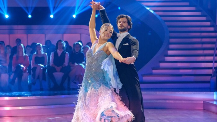 Aaron Karl zeigte mit Katya Mizera dieses Mal einen Langsamen Walzer und sorgte für Gänsehaut ...