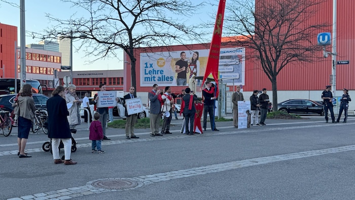 Eine Handvoll Demonstranten versuchte, das „Unholy Trinity“-Konzert im Gasometer zur Absage zu ...