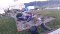 Die Freiwillige Feuerwehr Tillmitsch barg das demolierte Motorrad (Bild: FF Tillmitsch)