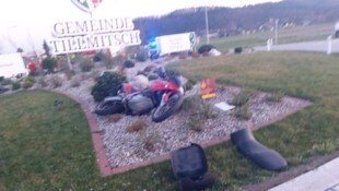 Die Freiwillige Feuerwehr Tillmitsch barg das demolierte Motorrad