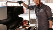 Grillweltmeister Patrick Bayer stellte der „Krone“ die Neuerungen der Grillsaison 2025 vor.