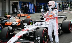 Max Verstappen jubelt über die Pole.
