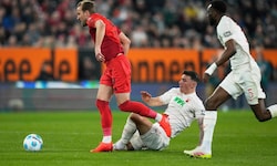 Cedric Zesiger (Mitte) sah nach einem Zweikampf mit Harry Kane die Gelb-Rote Karte.
