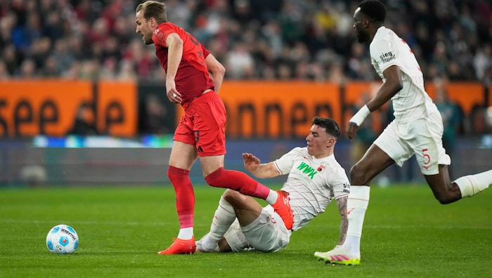 Cedric Zesiger (Mitte) sah nach einem Zweikampf mit Harry Kane die Gelb-Rote Karte.