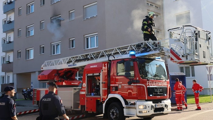 Der Brandeinsatz in dem Mehrparteienhaus im Welser Stadtteil Vogelweide war relativ spektakulär.