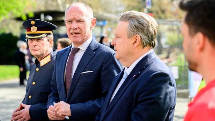 Bürgermeister Michael Ludwig (rechts) inspizierte die Vorbereitungen für den Marathon am Samstag ...