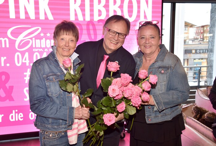 Einsatz für Pink Ribbon im Hotel Cinderella in Obertauern: Annemarie Moser-Pröll mit Gastgber ...