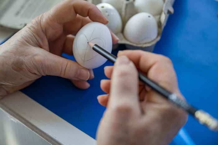 Mit Bleistift wird vorgezeichnet.