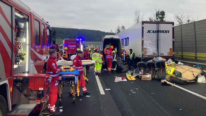Am Dienstag fuhr ein mit acht Personen besetzter Kleinbus auf einen Lkw auf. Vier Insassen ...