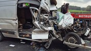 Der Kleinbus wurde total zerfetzt – eine Blechplatte trennte die letzte Sitzreihe vom Kofferraum ...