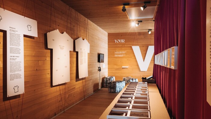 In der Ausstellung werden nicht nur die negativen Folgen der Modeindustrie aufgezeigt, sondern ...