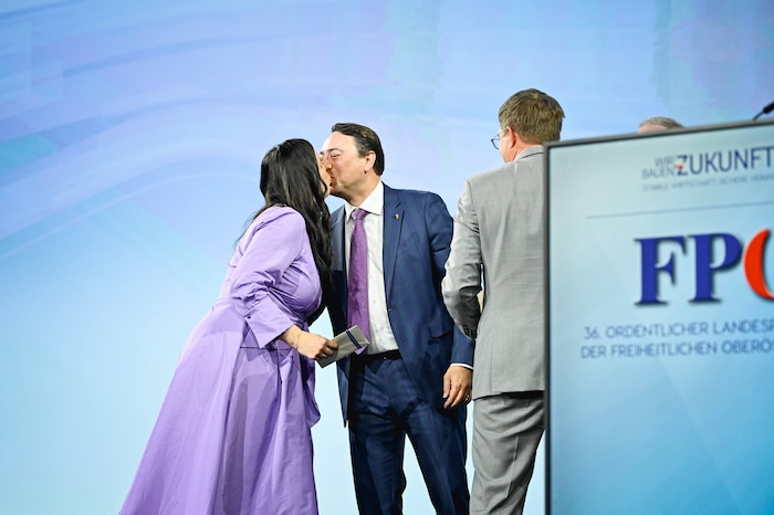 Ehefrau Annette Haimbuchner gratulierte „ihrem“ Manfred.