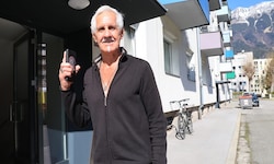 Charly Weinold vor seinem Wohnhaus in der Innsbrucker Reichenau, wo am Dienstagnachmittag ein ...