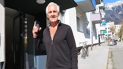 Charly Weinold vor seinem Wohnhaus in der Innsbrucker Reichenau, wo am Dienstagnachmittag ein falscher Arzt bei einem misslungenen Trickbetrug festgenommen wurde. (Bild: Birbaumer Christof)