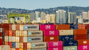 Im Hafen von Oakland (Kalifornien) dürfte künftig wohl weniger Ware umgeschlagen werden. (Bild: AP/Noah Berger)