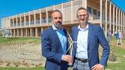 „Wir bauen Zukunft“:  Der Leitgedanke der Firma, die von Hochauer und Winter (li.) geleitet ...