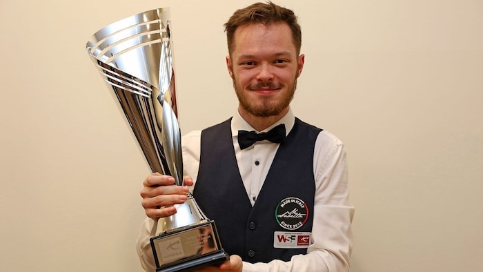 Nüßle mit dem Pokal für seinen Sieg im Q-Tour-Play-off-Turnier in Antalya.