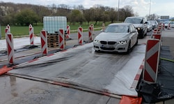 Bei der Einreise über Klingenbach müssen die Autos über Seuchenteppiche fahren.